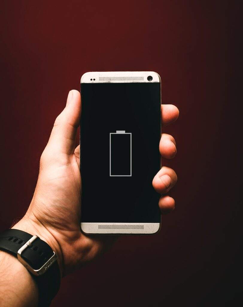 Pourquoi ne pas charger son téléphone la nuit ? person holding low battery smartphone