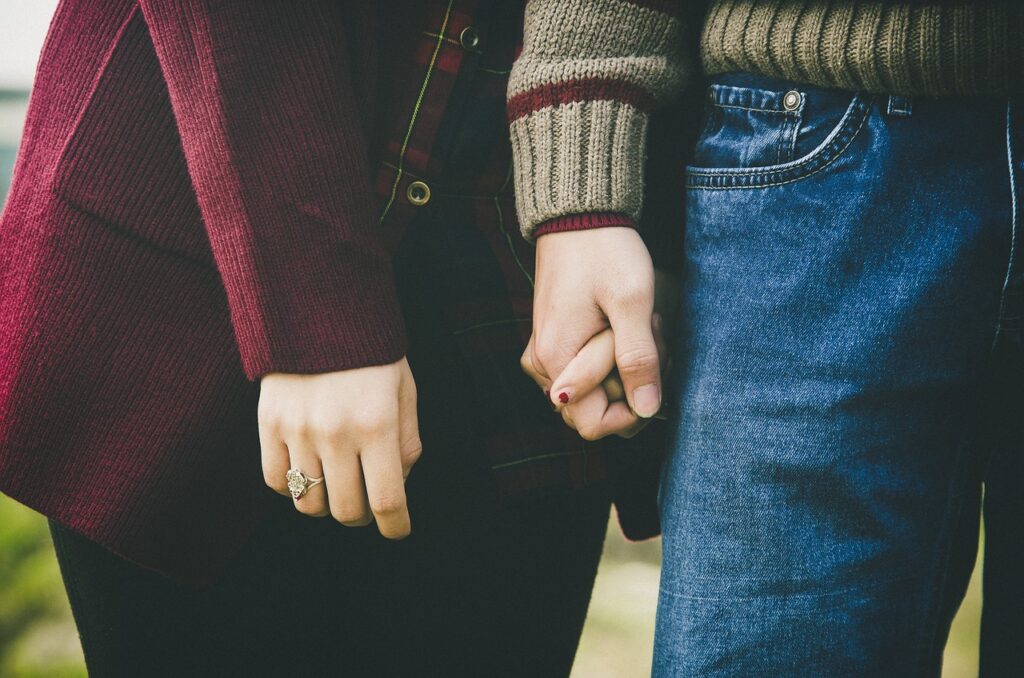 Comment éviter de détruire la personne qu’on aime ? couple, holding hands, lovers