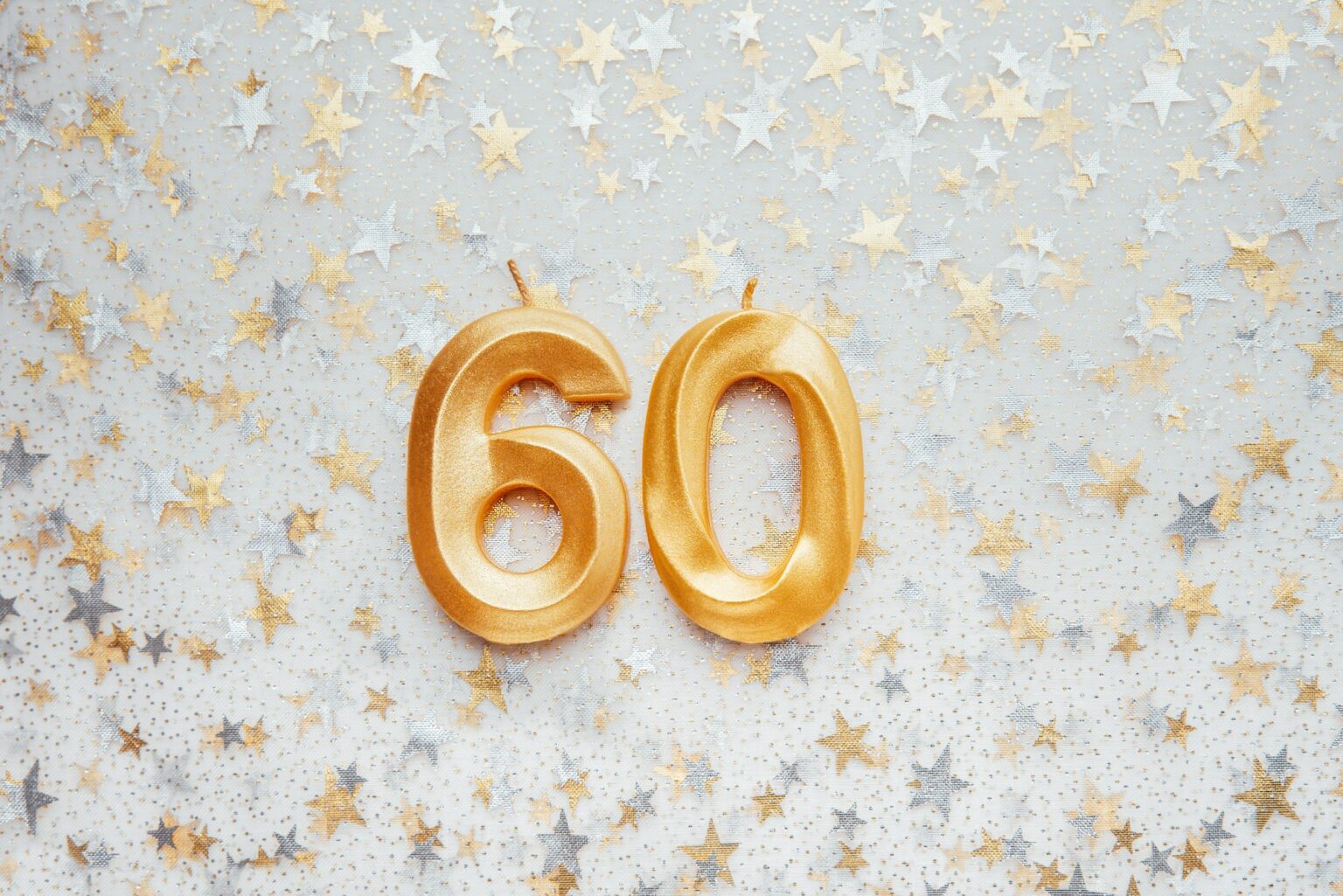 Années 60 : 10 idées coiffures à tester dans la tendance sixties Number 60 sixty golden celebration birthday candle on Festive Background.