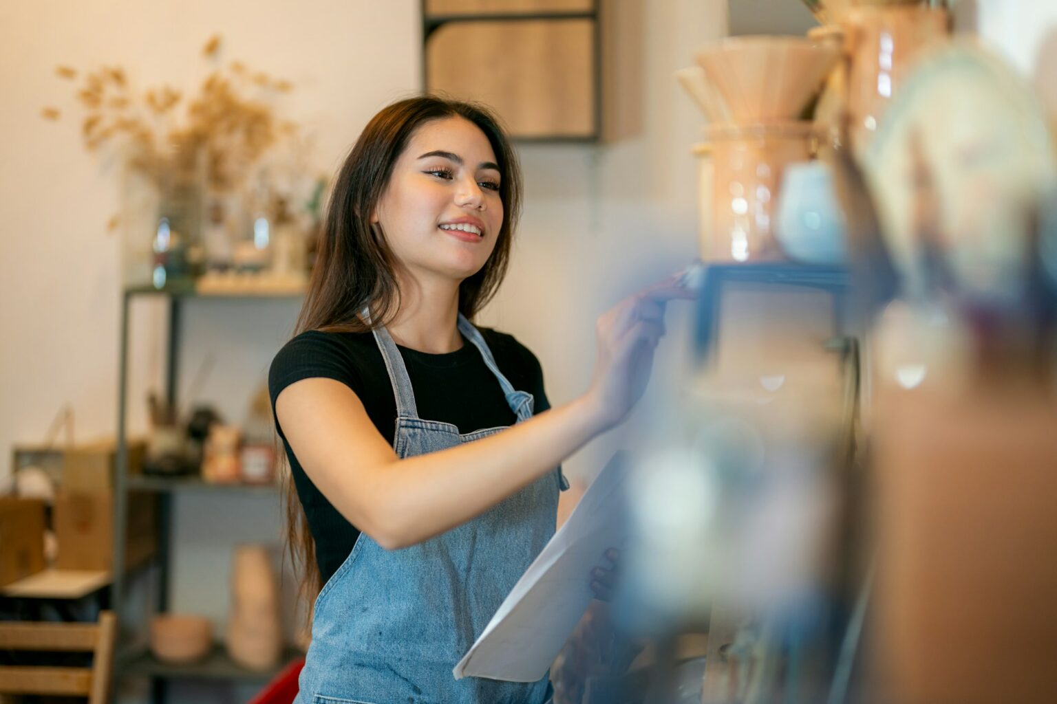 Ces femmes contraintes de s’habiller au rayon enfant : un phénomène qui interroge Small business owner, Young People Creating Pottery.