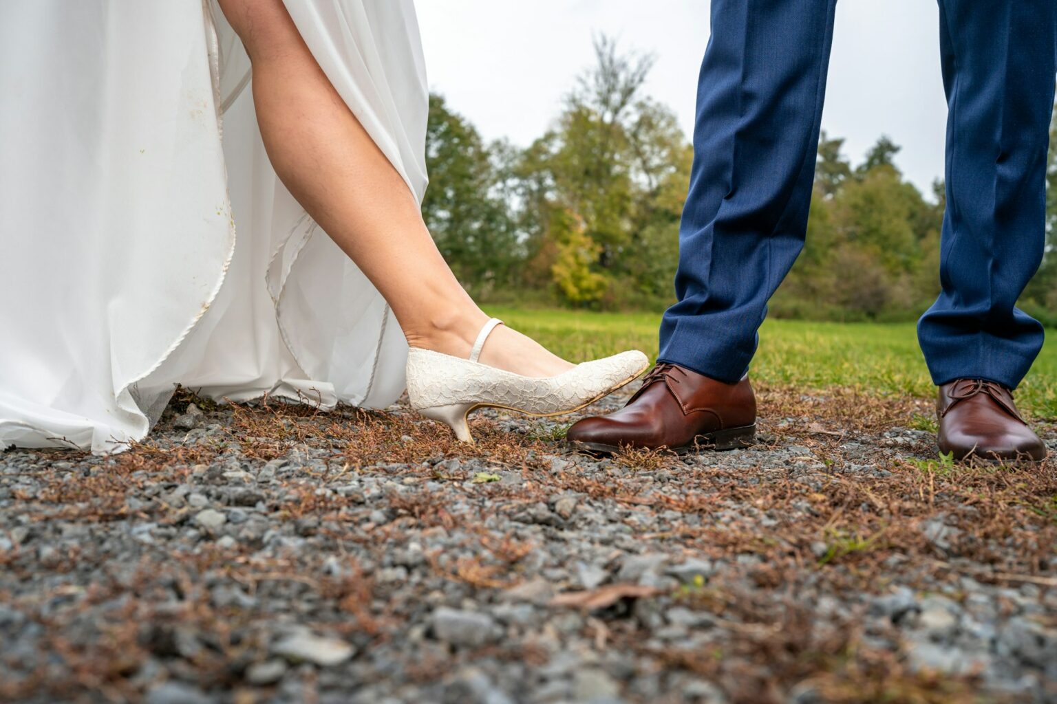 8 modèles de chaussures de mariage à la fois élégantes et ultra confortables the bride's shoes at the autumn wedding soar to the groom's shoes.