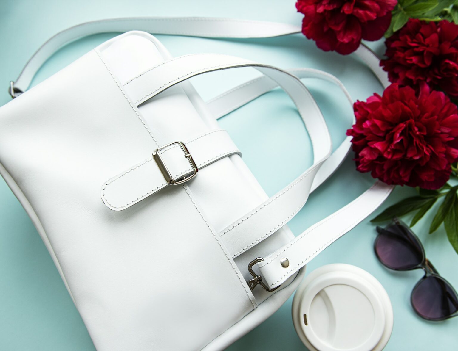 Astuces simples et rapides pour ajuster la longueur de votre sangle de votre sac White leather bag