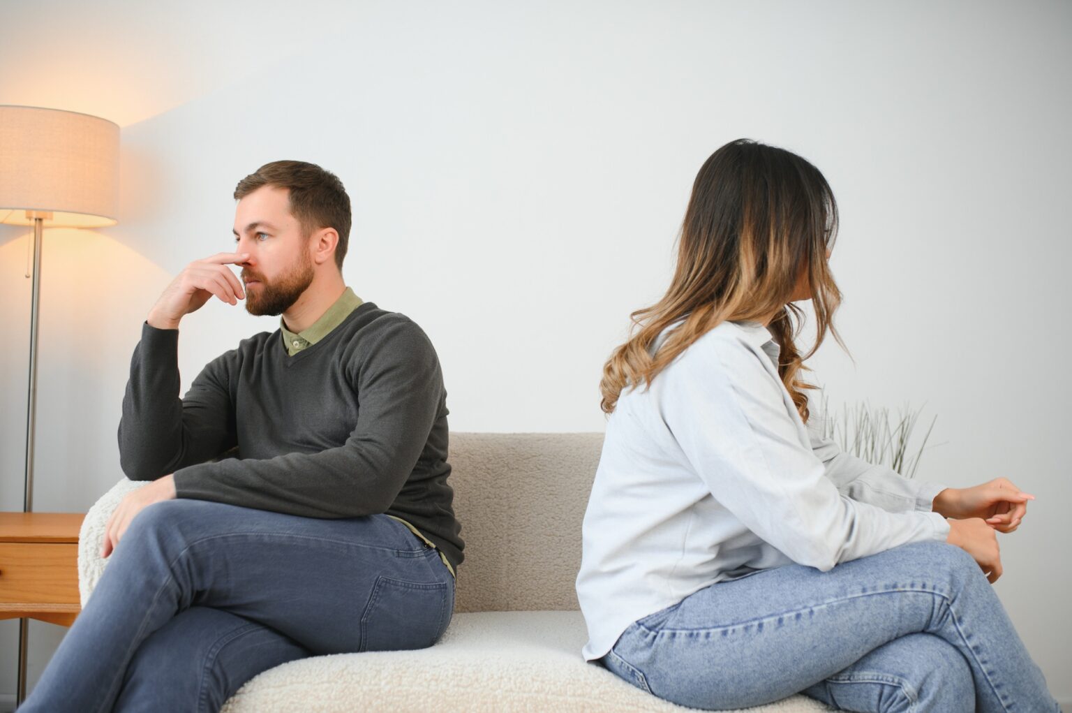 Les signes avant-coureurs d’une relation abusive : comment les repérer et s’en prémunir Man and woman feeling stressed and angry at each other, frustrated couple sitting back to back