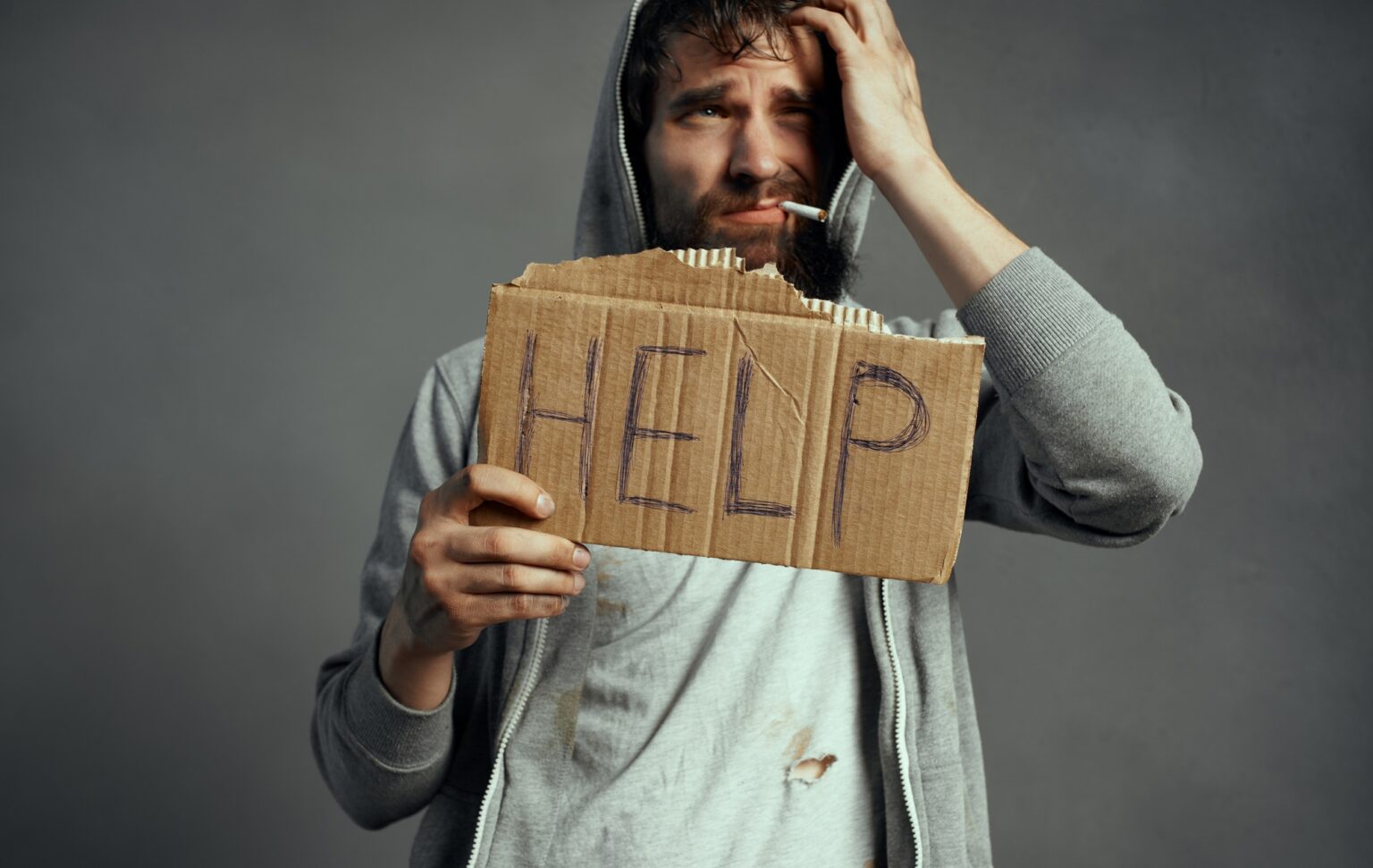 Comment aider les gens dans la rue : un guide pour agir Beggar man calling for help depression homeless financial problems
