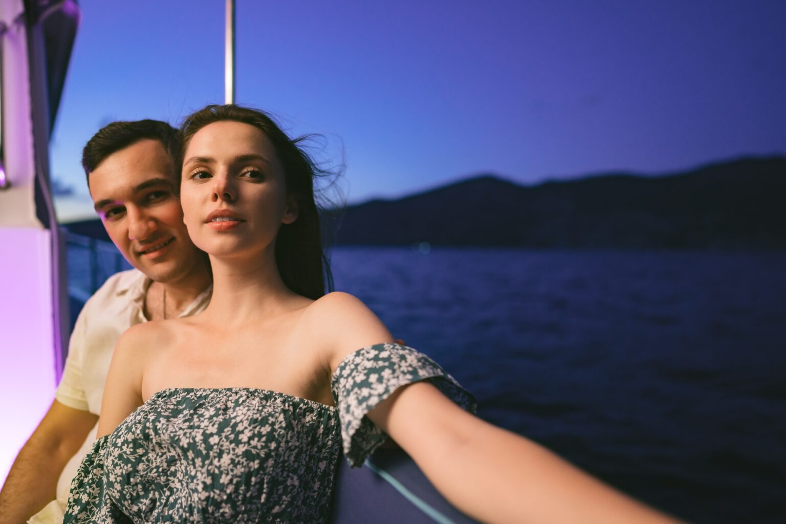 Comment s’habiller pour la soirée du commandant en croisière ? Portrait of happy couple on the yacht in the evening