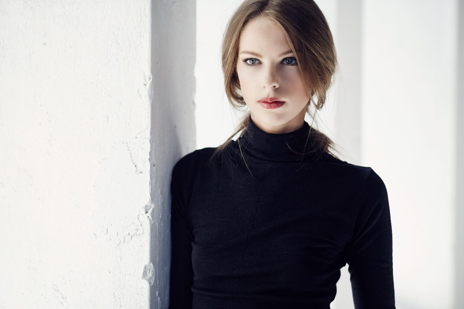 Portrait of luxury brunette woman.