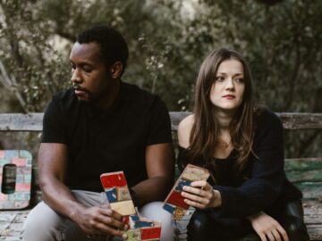 découvrez l'art du langage corporel et apprenez à décoder les signaux non verbaux dans vos interactions quotidiennes. améliorez votre communication, renforcez vos relations et développez votre confiance en vous grâce à des techniques éprouvées.