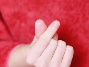 découvrez l'importance du langage corporel dans la communication humaine. apprenez à décoder les gestes, expressions et postures pour mieux comprendre les intentions et les émotions des autres. maîtrisez cet art subtil pour améliorer vos interactions personnelles et professionnelles.