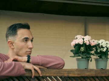 découvrez l'univers de la pensée constante : un voyage à travers les méandres de l'esprit, où l'innovation et la réflexion se rencontrent. explorez des idées stimulantes et des stratégies pour cultiver une concentration durable et une créativité sans limites.