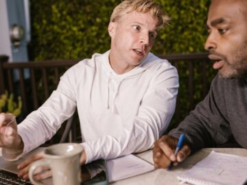 découvrez des conseils pratiques pour améliorer vos conversations, que ce soit pour établir des liens, surmonter des obstacles ou simplement discuter avec aisance. apprenez à écouter activement, poser des questions pertinentes et engager un dialogue enrichissant dans tous vos échanges.