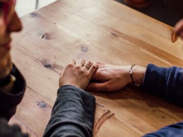 découvrez l'importance de la connexion émotionnelle dans les relations humaines. apprenez comment renforcer vos liens affectifs et favoriser des échanges sincères et profonds. explorez des conseils pratiques pour créer des interactions authentiques qui enrichissent votre vie personnelle et professionnelle.
