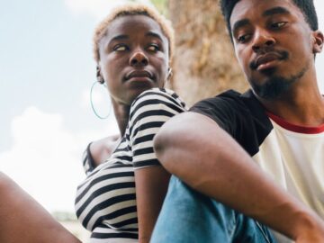 découvrez les secrets de l'attraction féminine et comment elle influence les relations. apprenez à comprendre ce qui attire les femmes, les éléments de charme et de séduction qui opèrent dans les interactions sociales.