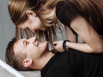 découvrez l'art du flirt : conseils, techniques et astuces pour séduire avec charme et finesse. apprenez à créer une connexion authentique grâce à des jeux de mots subtils et à l'écoute active.