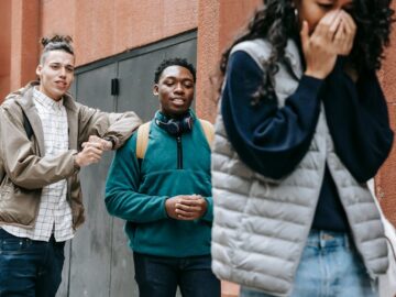 découvrez comment gérer le rejet d'une amitié et les émotions qui l'accompagnent. apprenez à surmonter cette épreuve, à renforcer vos autres relations et à avancer vers de nouvelles amitiés enrichissantes.