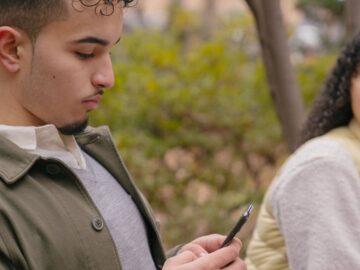 découvrez les facettes complexes de la jalousie, un sentiment universel. apprenez à reconnaître ses origines, ses impacts sur les relations et comment la gérer efficacement pour favoriser l'harmonie et l'épanouissement personnel.