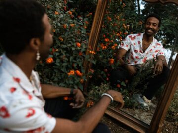 découvrez la bisexualité masculine, un aspect souvent méconnu de l'orientation sexuelle. explorez les expériences, les défis et les réalités vécues par les hommes bisexuels, tout en célébrant la diversité des identités et des relations amoureuses. que vous soyez curieux ou en quête de compréhension, ce guide vous offre des perspectives enrichissantes sur ce sujet important.