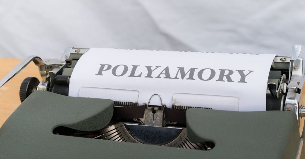 Polyamour et relations ouvertes : 8 différences essentielles et certaines ressemblances découvrez le polyamour, une approche relationnelle qui permet d'entretenir plusieurs relations amoureuses consensuelles et épanouissantes. apprenez-en davantage sur les valeurs de communication, de respect et de confiance au cœur de cette dynamique.