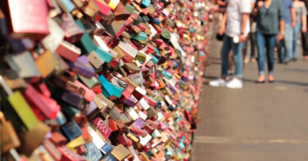 découvrez la magie d'une confession romantique qui fait battre le cœur. plongez dans un monde d'émotions intenses et de déclarations d'amour touchantes. laissez-vous emporter par des histoires d'amour sincères et passionnantes.