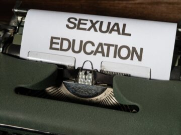 découvrez une variété de positions sexuelles qui peuvent pimenter votre vie intime. explorez des idées créatives et des conseils pour améliorer votre complicité et votre plaisir avec votre partenaire.