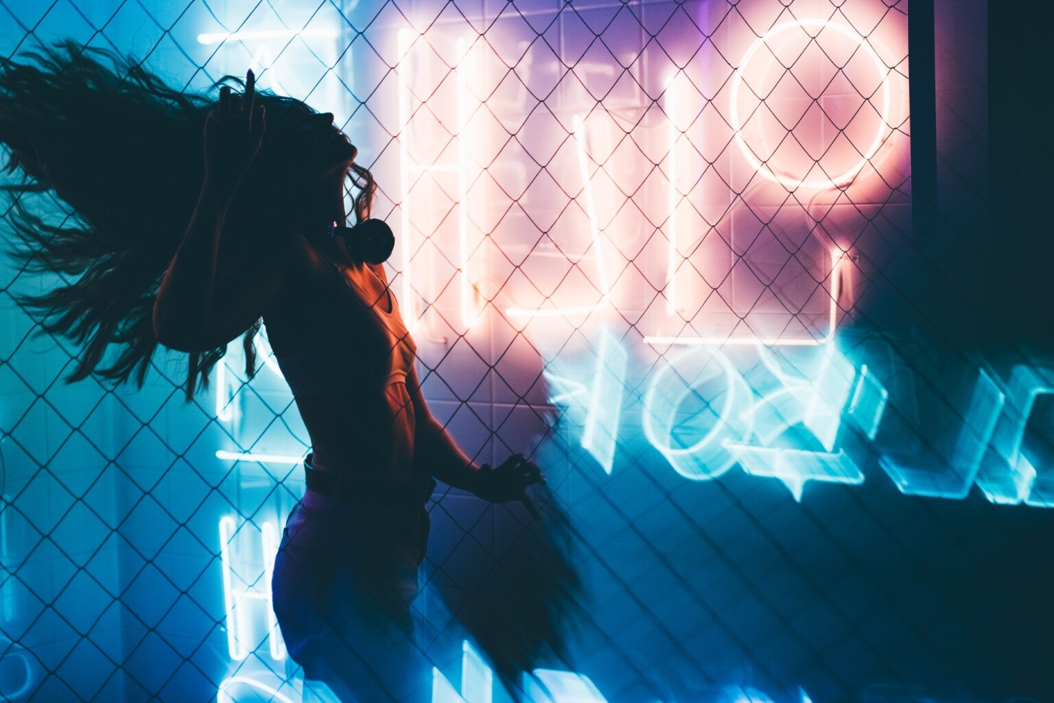 Top 100 des meilleures boîtes de nuit du monde (2025) Dancing silhouette of girl in a nightclub.