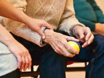 découvrez le phénomène du déficit d'empathie, ses causes et ses impacts sur les relations interpersonnelles et la société. apprenez comment cultiver l'empathie pour améliorer la communication et favoriser des interactions plus bienveillantes.