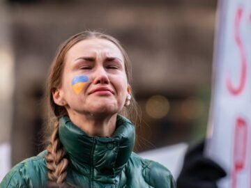 découvrez les signes émotionnels qui révèlent nos véritables sentiments. apprenez à reconnaître les indices subtils du langage corporel et les émotions derrière les mots pour mieux comprendre vos interactions personnelles et renforcer vos relations.