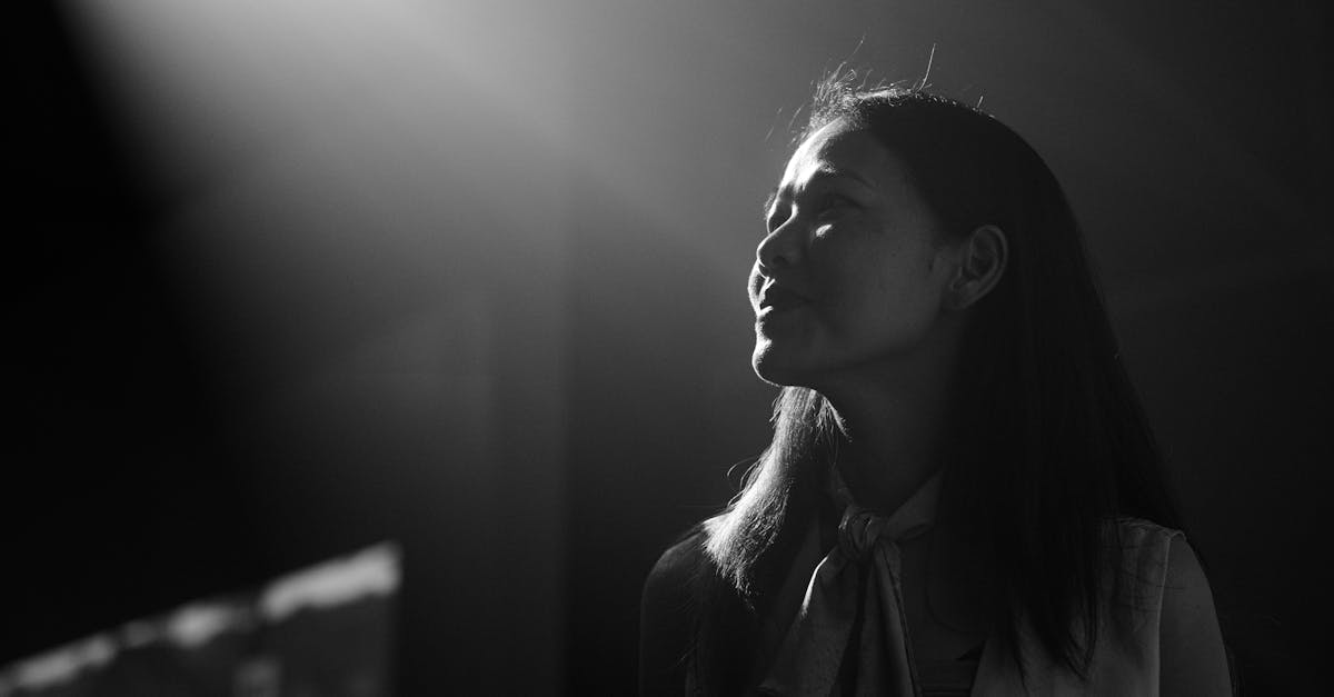 découvrez l'art de l'introspection, une exploration profonde de soi-même qui favorise la compréhension personnelle et le développement spirituel. apprenez à mieux vous connaître, à identifier vos émotions et à cultiver un bien-être durable à travers des pratiques de réflexion et de méditation.