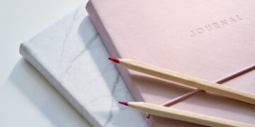 découvrez l'art du journaling : une pratique introspective qui vous aide à exprimer vos pensées, clarifier vos émotions et stimuler votre créativité. que vous soyez débutant ou habitué, explorez des techniques et des conseils pour enrichir votre expérience de l'écriture.