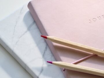 découvrez l'art du journaling : une pratique introspective qui vous aide à exprimer vos pensées, clarifier vos émotions et stimuler votre créativité. que vous soyez débutant ou habitué, explorez des techniques et des conseils pour enrichir votre expérience de l'écriture.