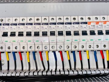 découvrez le monde fascinant des signaux : des informations essentielles sur les différents types de signaux, leur rôle dans la communication et leur impact dans divers domaines comme la technologie, les transports et la santé.
