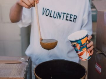 découvrez le concept d'altruisme, cette philosophie qui encourage l'empathie et l'aide désintéressée envers autrui. apprenez comment des actions altruistes peuvent transformer des vies et renforcer les liens sociaux. explorez les bienfaits de l'altruisme sur le bien-être individuel et collectif.