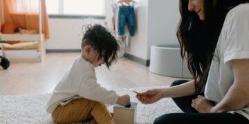 découvrez les principes du gentle parenting, une approche éducative douce et bienveillante qui favorise l'empathie, la communication et le respect mutuel entre parents et enfants. apprenez comment créer un environnement serein et épanouissant pour le développement harmonieux de votre enfant.