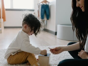 découvrez les principes du gentle parenting, une approche éducative douce et bienveillante qui favorise l'empathie, la communication et le respect mutuel entre parents et enfants. apprenez comment créer un environnement serein et épanouissant pour le développement harmonieux de votre enfant.