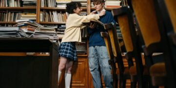 découvrez des discussions littéraires fascinantes autour des œuvres classiques et contemporaines. explorez des analyses approfondies, des critiques éclairées et des échanges passionnants sur la littérature.