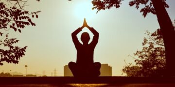 découvrez l'art de la mindfulness, une pratique qui vous aide à vivre l'instant présent, réduire le stress et améliorer votre bien-être mental. apprenez des techniques simples pour intégrer la pleine conscience dans votre quotidien et transformer votre vie.