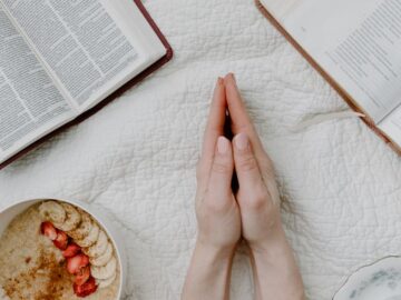 découvrez les rituels apaisants et enrichissants qui transforment votre quotidien en une expérience pleine de sens. plongez dans un univers où chaque moment est sacralisé, et apprenez comment intégrer ces pratiques bienfaisantes dans votre vie.
