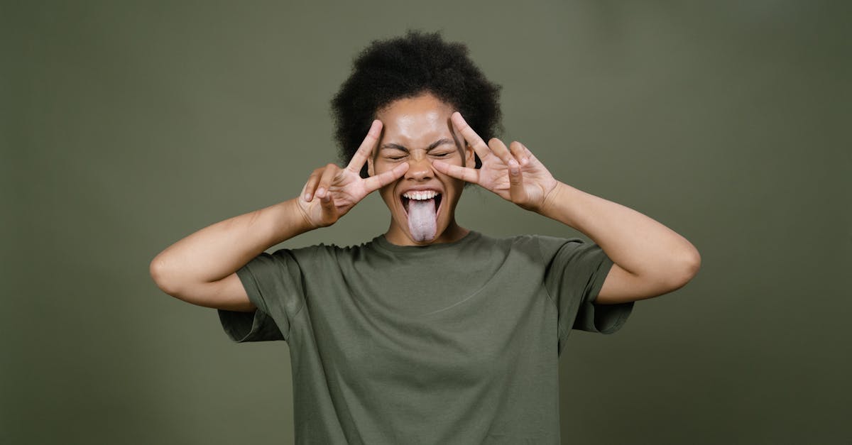 découvrez l'humour autodérisoire, une forme d'humour où l'on se moque de soi-même avec légèreté et finesse. explorez ses bienfaits, ses techniques et comment il peut renforcer les liens sociaux tout en apportant une touche d'authenticité.