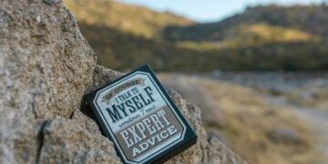 découvrez l'humour auto-dérisoire, une forme de comédie où l'on se rit de soi-même. explorez ses bienfaits, ses nuances et son pouvoir de créer des liens, tout en ajoutant une touche d'humilité et d'authenticité à vos interactions.
