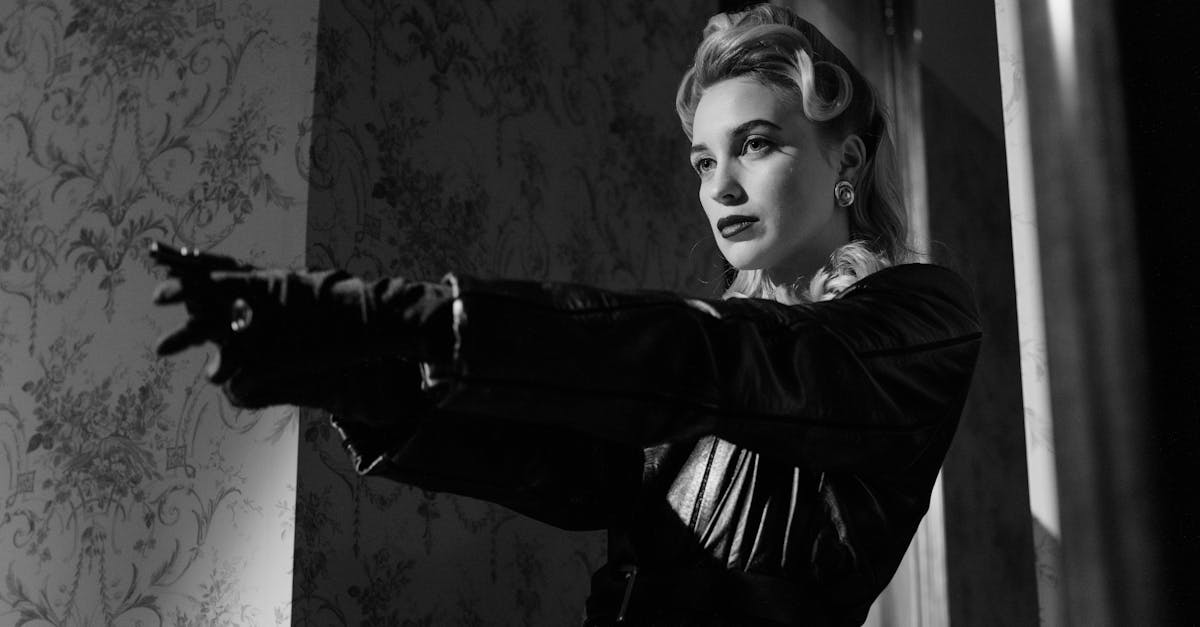découvrez le mythe de la femme fatale : une femme séduisante, mystérieuse et puissante qui fascine et intrigue par son charme irrésistible. plongez dans son histoire et son influence dans la culture.