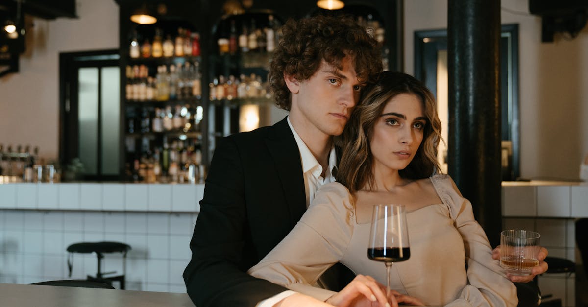découvrez l'art du flirting : astuces, conseils et techniques pour séduire avec confiance et subtilité. maîtrisez les bases du flirt pour créer des connexions authentiques et attirer l'intérêt de votre interlocuteur.