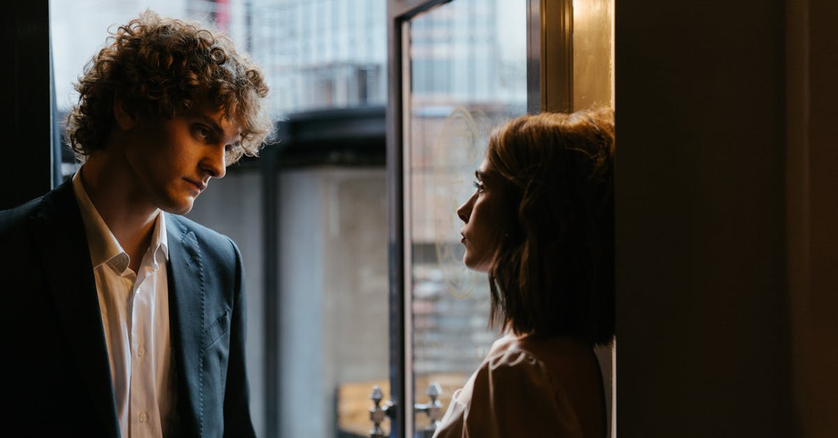 découvrez l'art du flirting : conseils, astuces et techniques pour séduire avec subtilité, établir une connexion et faire bonne impression, que ce soit en ligne ou en face à face.