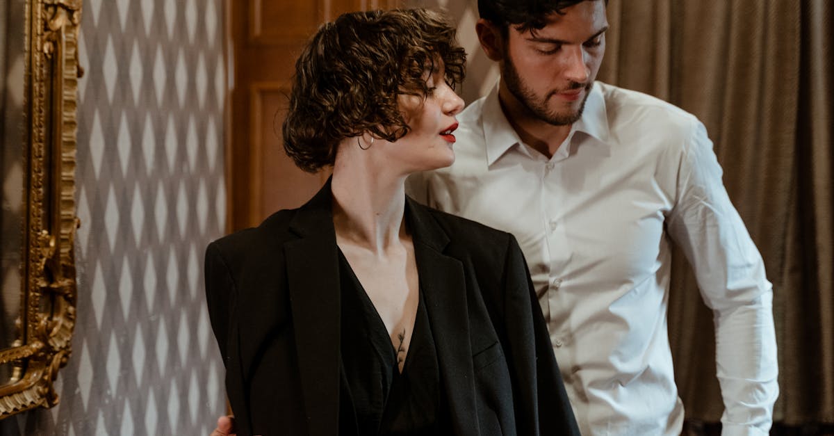 découvrez les complexités et les nuances des relations ambiguës, où les émotions et les intentions restent incertaines, explorant ainsi les dynamiques interpersonnelles mystérieuses.