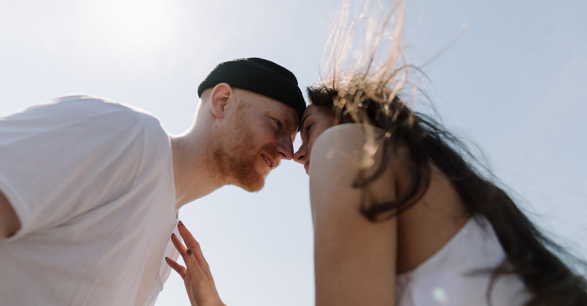 découvrez comment rédiger une description de profil de rencontre efficace pour attirer l'attention et trouver des connexions authentiques en ligne.