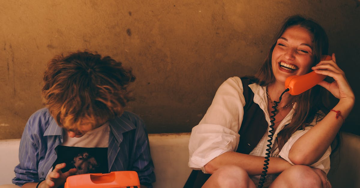 découvrez l'illustration d'un homme ignorant une femme, explorant les dynamiques de communication et d'inattention dans les relations humaines.