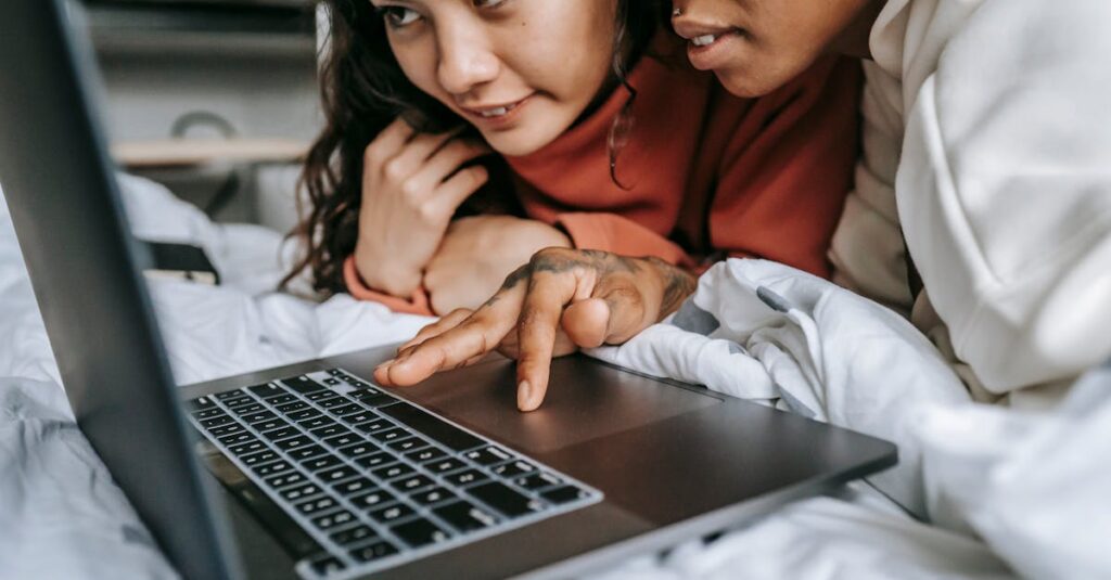 Il me présente personne : que signifie ce comportement dans le couple ? découvrez les comportements clés lors de l'introduction d'un partenaire pour optimiser la collaboration et renforcer les relations professionnelles.