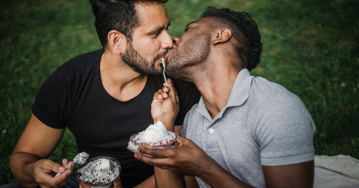 découvrez la beauté de l'amour platonique, une relation profonde et sincère sans dimension romantique ni sexuelle, basée sur le respect et l'affection mutuelle.
