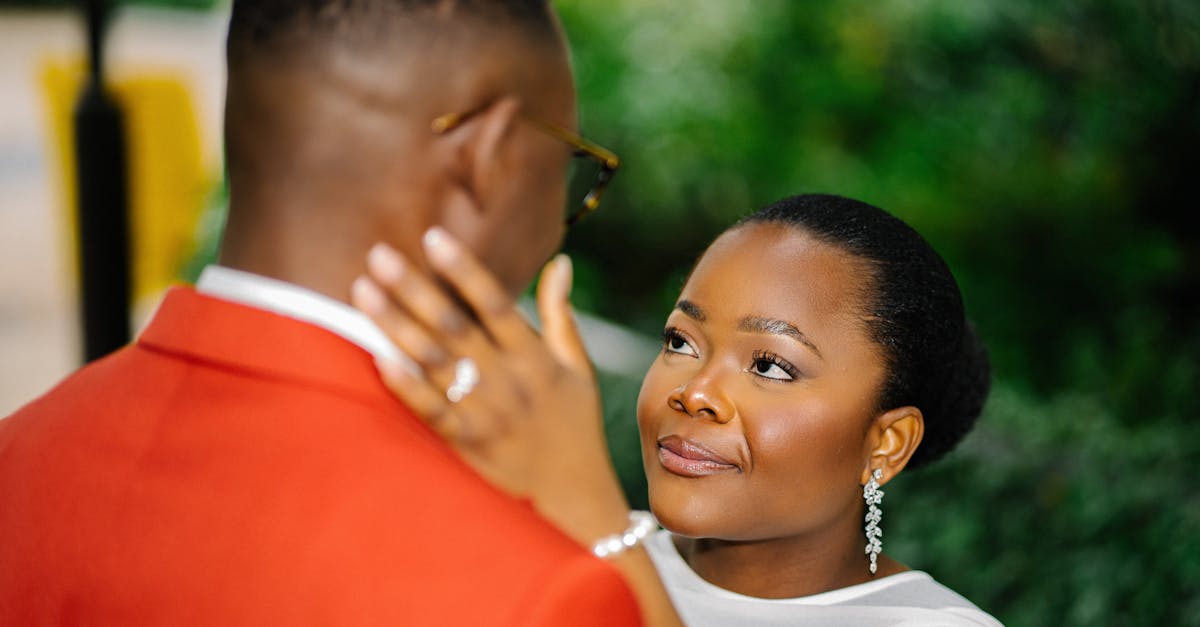 découvrez la signification de l'amour platonique : une relation profonde et sincère sans dimension romantique ni sexuelle.