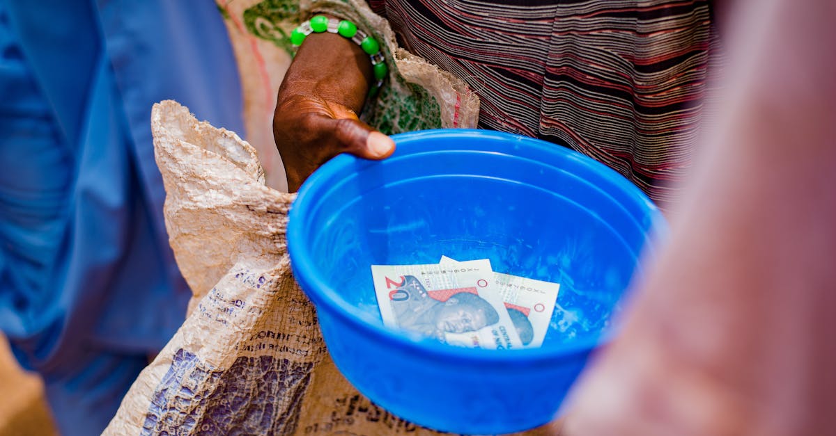découvrez la signification de la dépendance affective et comment gérer le besoin excessif d'attention dans les relations.