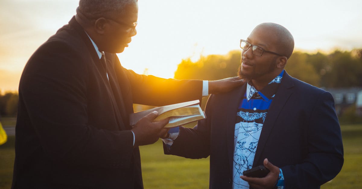 découvrez des conseils efficaces pour surmonter la jalousie dans les relations et construire une confiance durable avec votre partenaire.