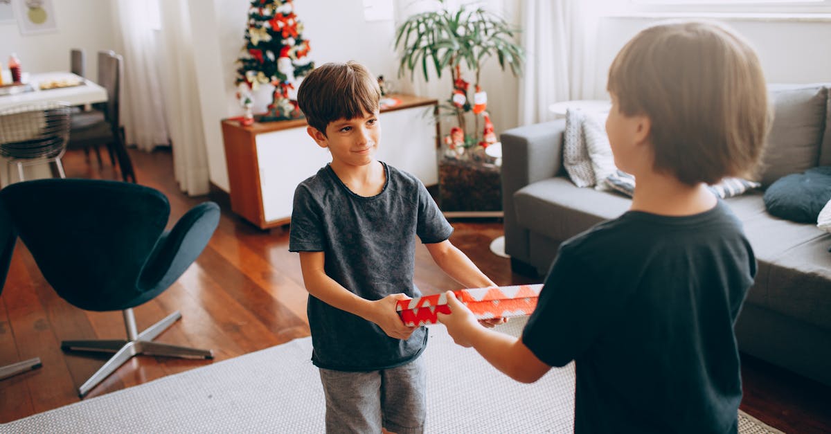 découvrez des conseils pratiques pour surmonter la jalousie dans les relations et construire une confiance durable avec votre partenaire.